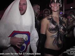 V zadnjih urah fantazijskega festivala v Key Westu se razkazujejo grde gole osebe in razkazujejo v javnosti