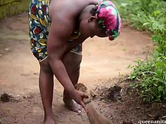Afrykańska gospodyni domowa uprawia seks na świeżym powietrzu ze swoim szwagrem