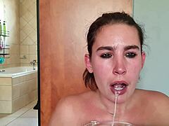 Amatör kvinna med dubbla dildo, deepthroat och salivfetisj