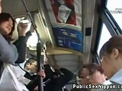 Amatur Jepun memberikan handjob di dalam bas awam