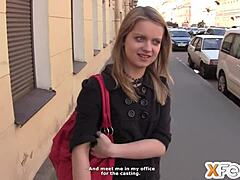 Un agente di casting russo fa sesso con una bionda magra davanti alla telecamera