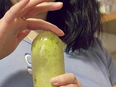 Hardcore zelfgemaakte fetisjvideo van extreme anale insertie met groenten in de keuken