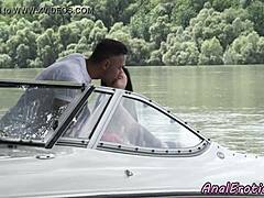 Sex anal pasionat în aer liber cu o femeie europeană pe o barcă de viteză