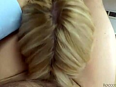 Intenzivní skupinový sex s roztomilou blondýnkou Sweet Cat v HD