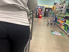 Ένας επιδεικτικός του Walmart επιδεικνύει δημόσια τον μεγάλο κώλο της μαμάς του