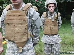 Festa di esercitazione militare gay con pompino gay intenso e azione anale