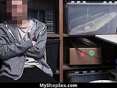 MILF-Polizistin mit großen Brüsten wird von einem Ladendieb auf versteckter Kamera dominiert