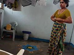Una indio peluda se desnuda y muestra sus axilas peludas en HD