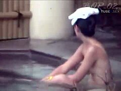 Японска красавица се къпе с пиърсинг