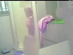Schovaná kamera zachytila intimní záchodovou špionáž mé matky
