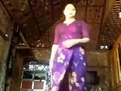 Bhabhis indiană matură prezintă un spectacol solo cu o răsucire
