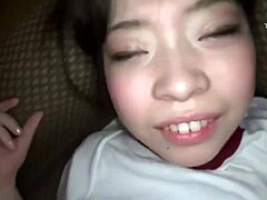 Adolescente asiática obtiene su coño sin pelo golpeado