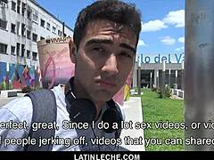 Латинче - хетеросексуален мъж дава пари на сладък латино момче