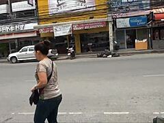 Turistas tailandeses pedalando na rua de Pattaya