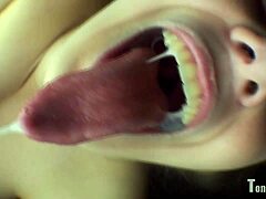 Alices tungefetisj kommer til liv i denne munnhullet fetisjvideoen