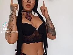 Gostosa, una universitaria amateur, muestra su gran culo en un video hentai caliente