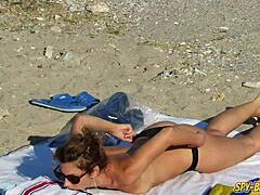 해변에서 섹시한 MILF의 아마추어 톱리스 비디오