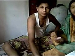 Um casal indiano amador se masturba em um vídeo caseiro