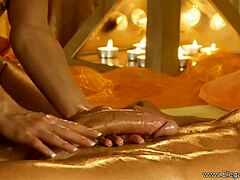 Uma mulher indiana dá uma massagem inter-racial a um grande pau
