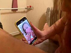 Venäläinen MILF sukkahousuissa tyydyttää kurkkuisen aviomiehensä syvän kurkun suihin puhelimessa