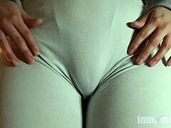 Adolescente amatoriale stuzzica e mostra la sua vagina pelosa in pantaloni da yoga