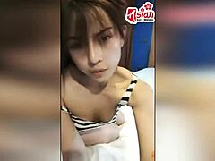 Asyalı genç kızın seksi çizgi filmiyle ev yapımı videoda çekimleri ve titrişi