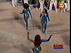 Latinas babes kler seg av på brasiliansk karneval for litt varm dans