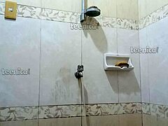 amateur filipina adolescente disfruta el ducha solo