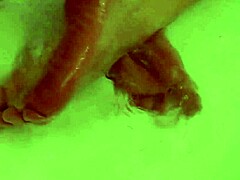 Solo pige viser sine sexede fødder i badekarret