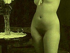 Las acciones eróticas de una lesbiana madura: mamada retro y sexo vintage