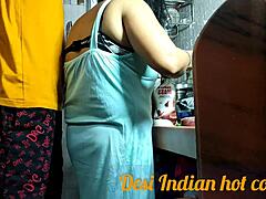 Bengalska žena vara svojega moža z neznancem v kuhinji