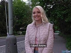 امرأة أوروبية شقراء يتم التقاطها و ممارستها الجنس في الهواء الطلق مقابل المال