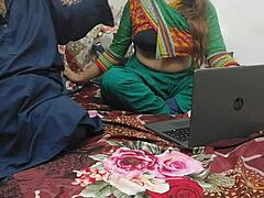 Πακιστανή κοπέλα πιάστηκε να βλέπει πορνό σε φορητό υπολογιστή και γαμιέται σε όλες τις τρύπες της με βρώμικα λόγια