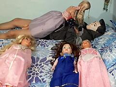 Sexo em grupo com princesas da Disney e suas bonecas de foda
