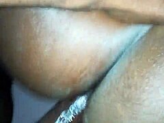 In een webchatvideo wordt een zwarte vrouw met grote borsten geneukt