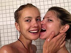 18-jährige Mädchen Katrina und ihre Freundin genießen eine reife Dusche zusammen