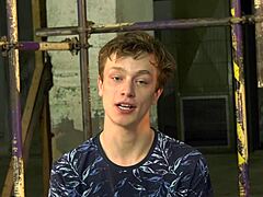 Meleg uralom és durva szex egy alárendelt fiatal férfival HDSm videóban