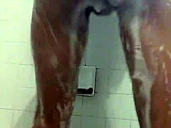 Artista subțire și sexy din abanos se udă sub duș