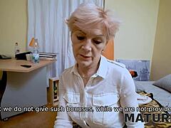 Uma avó checa com a vagina raspada pede um parceiro sexual a um homem em um vídeo maduro em 4K