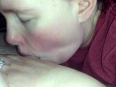 Amateur-Frau saugt und schluckt Sperma in heißem Video