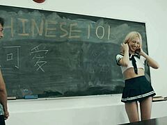 Chloe Cherry, eine blonde Frau mit einem großen Hintern, wird im Klassenzimmer von ihrem chinesischen Lehrer gefickt
