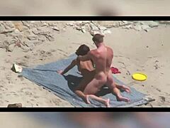 Ein afrikanisches Paar hat Sex am öffentlichen Strand