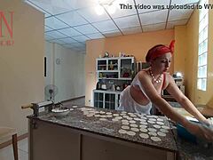 Regina Noirs' nøgne kokkefærdigheder er fanget på et skjult kamera i køkkenet