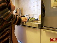 Seksowna żona gotuje nago w kuchni