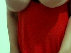 Amateur Latina met grote borsten pronkt haar natuurlijke borsten op webcam