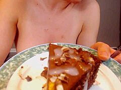 Een amateurpaar geniet van orale seks en het eten van een met sperma bedekte taart