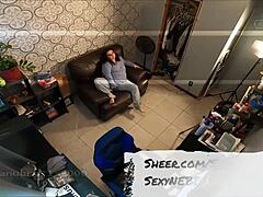 Videoclip HD al unei femei sexy, frumoase și grase, prinsă masturbându-se pe o cameră ascunsă