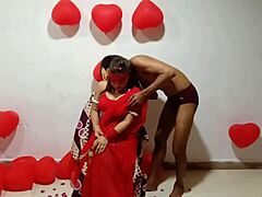 Ett erotiskt indiskt par firar Alla hjärtans dag med vild och passionerad sex i en röd sari