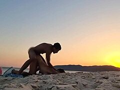 Amatørpar mødes romantisk på stranden ved solnedgang