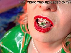 Videoclipul de fetiș sălbatic prezintă o amantă umilă în PVC și vorbe murdare
